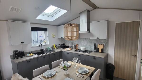 Deluxe House | Dining room