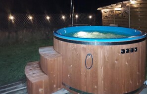 Outdoor spa tub - Nice home in Postomino with sauna (Postomino)
