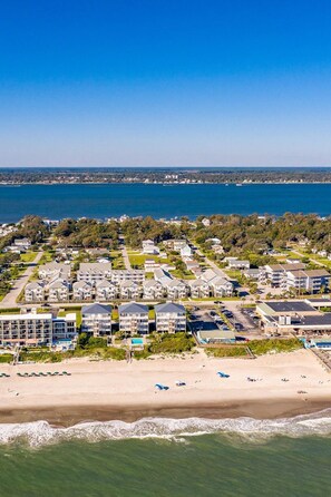 على الشاطئ، كراسي للتشمس، مناشف للشاطئ