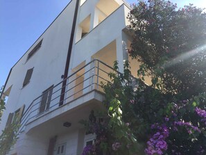 A multi-story building with a balcony, a door, and a window. - Holiday apartment "Male" penthouse (Klek)