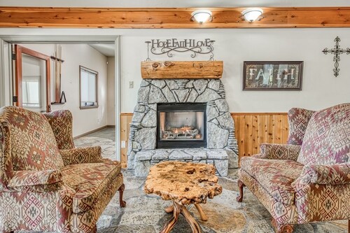 Sleeps 26 people.. 1 of a kind Lodge... Large families, team bonding, retreats!