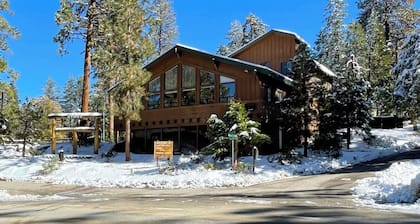 Sleeps 26 people.. 1 of a kind Lodge... Large families, team bonding, retreats!