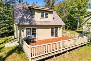 Outdoor dining - Fore Seasons Cottage at Garland Resort :Winter Golf & Fun — Modern Cottage in Lewiston (Lewiston)