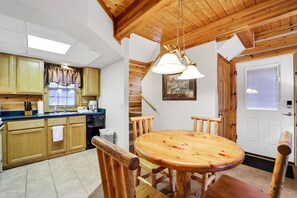 Dining - Fore Seasons Cottage at Garland Resort :Winter Golf & Fun — Modern Cottage in Lewiston (Lewiston)