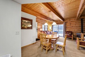 Smart TV, fireplace - Garland Resort Golf Cottage-Sleeps 8-Large Deck (Lewiston)