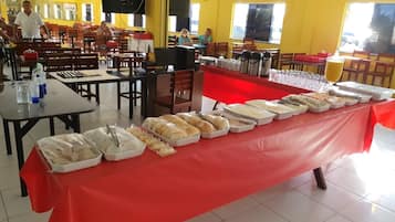 Café da manhã com buffet grátis todos os dias