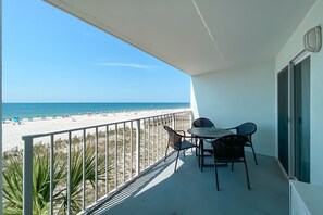 Outdoor dining - Emerald Skye 13 - Cozy, Cute Beachy Decor, GREAT View & Outdoor Heated Pool (Orange Beach)