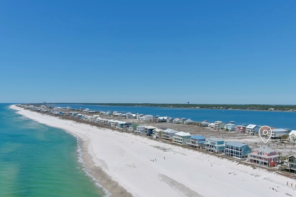 On the beach - Gulf-Front Luxury Beach House in Gulf Shores 🌊🏖️ (Gulf Shores)