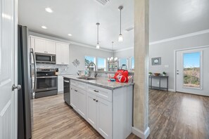 Fridge, microwave, oven, stovetop - Attitude Adjustment-CONVENIIENT LOCATION, PRIVATE POOL, GREAT FOR FAMILIES! (Gulf Shores)