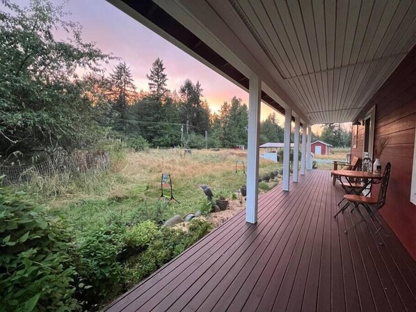 Terrace/patio - Charming and Cozy Little Farmhouse (Pierce County)