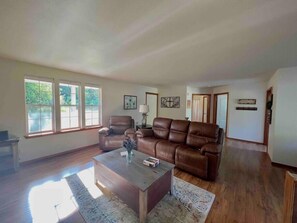 TV - Charming and Cozy Little Farmhouse (Pierce County)