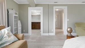 Une chambre à coucher comprenant un lit, une chaise, une armoire et une commode.
