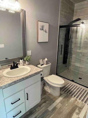 Shower, hair dryer, towels - 4 Master Suite Home Sleeps 12 w/Hot Tub in Door Co (Egg Harbor)