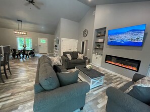 Smart TV, chimenea y tenis de mesa