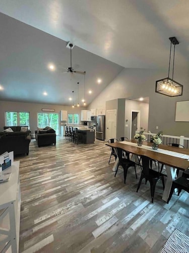 4 Master Suite Home Sleeps 12 w/Hot Tub in Door Co