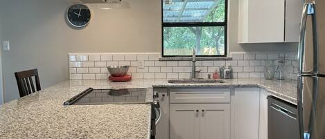 Frigorifero, microonde, forno, piano cottura