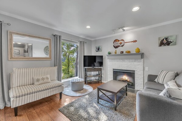 Smart TV, fireplace