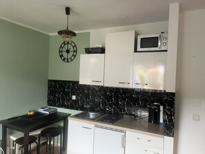 Réfrigérateur, four à micro-ondes, surface de cuisson, cafetière-théière
