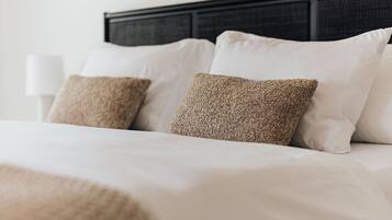 3 habitaciones, escritorio y tabla de planchar con plancha