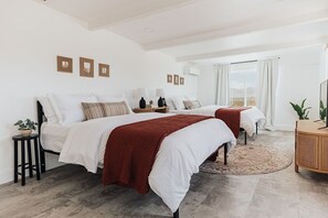 3 chambres, bureau, fer et planche à repasser, lit de bébé portatif