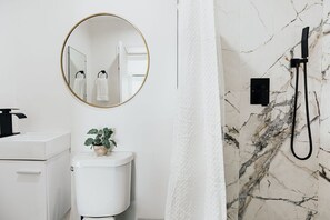 Séchoir à cheveux, serviettes fournies, savon, shampooing