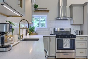 Refrigerador, microondas, horno y parrilla de estufa