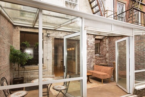 Garden Level Suite, Court Street