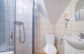 A bathroom with a glass shower enclosure, a toilet, and a sink. - Gorgeous aparthotel in Pogorzelica with WiFi (Pogorzelica)