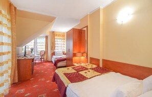 A hotel room with a bed, desk, chair, and a desk lamp. - Gorgeous aparthotel in Pogorzelica with WiFi (Pogorzelica)