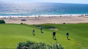 Un campo de golf con vista al mar.