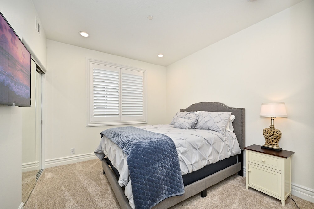 Large Home in Gated Community near Monarch Beach with Jacuzzi Dana