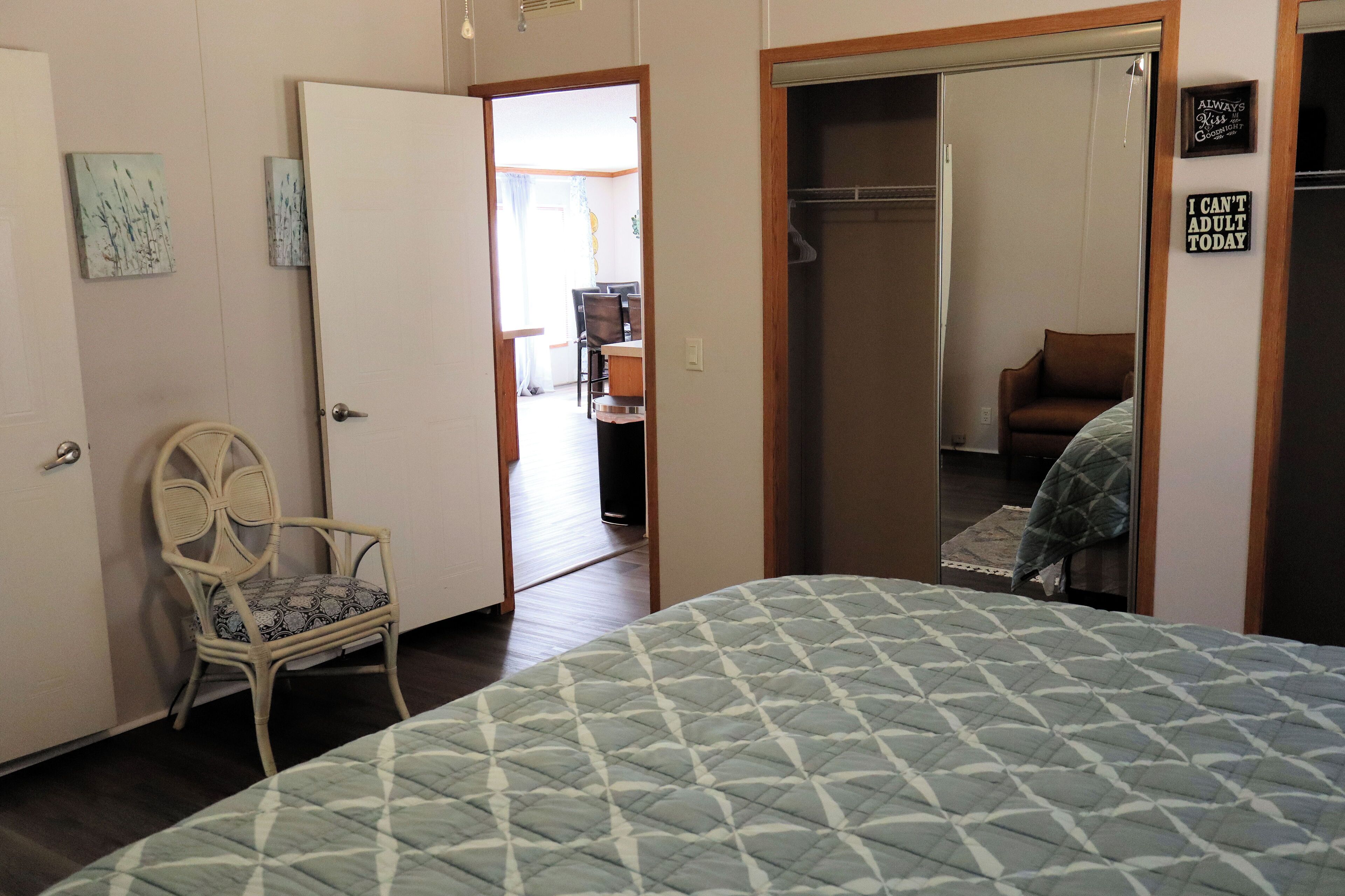 4 bedrooms, iron/ironing board, WiFi, bed sheets