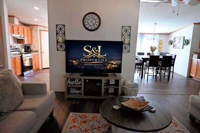 Large Home with Ample Space for Family and Groups