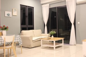 Luxury Apartment, 3 Bedrooms, Mountain View | 3 bedrooms, down comforters, pillowtop beds, individually decorated