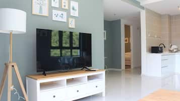 Luxury Apartment, 3 Bedrooms, Mountain View | Ruang tamu | 55 inci sebuah televisyen pintar dengan satelit, TV