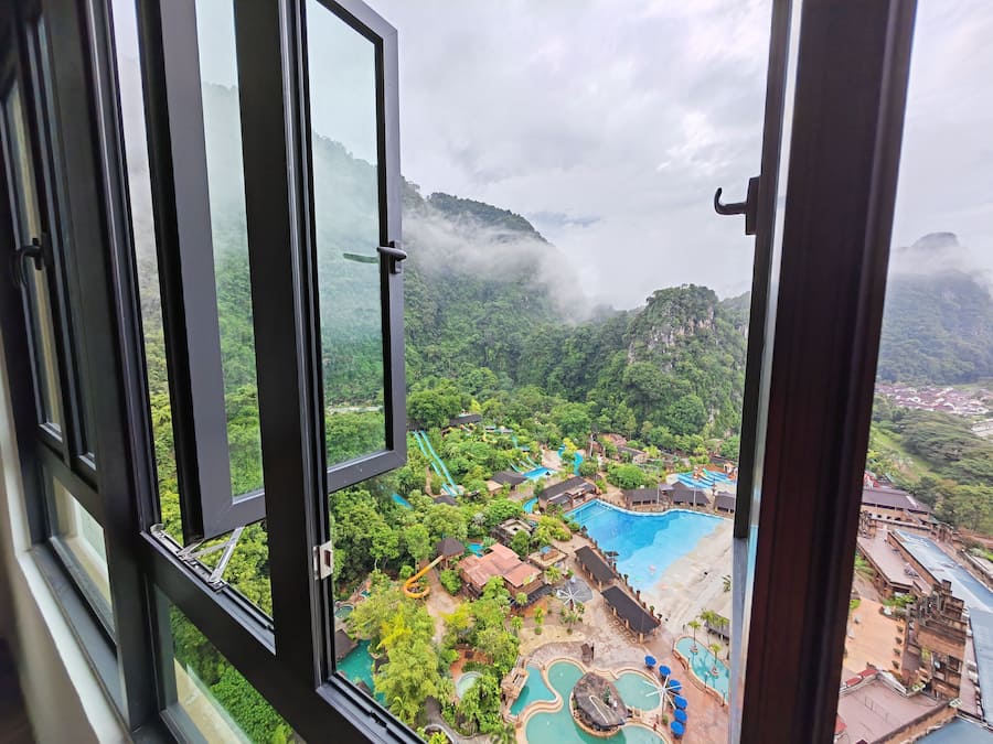 55 inci sebuah televisyen pintar dengan satelit, TV