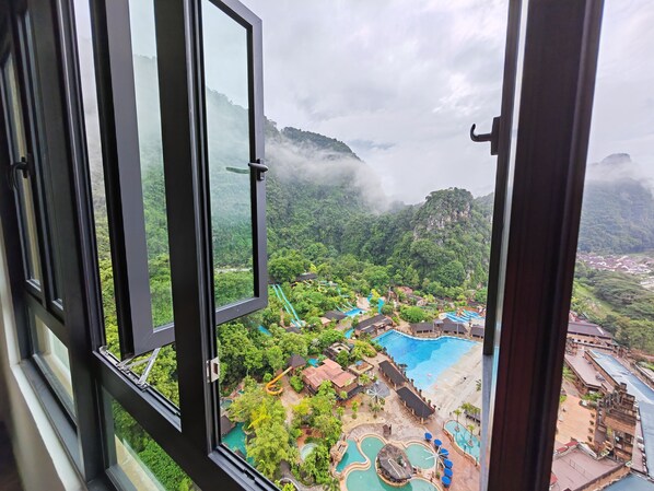 55-inch Smart TV with satellite channels, TV - Mountain & Theme Park Views' Cozy Suite (Ipoh)