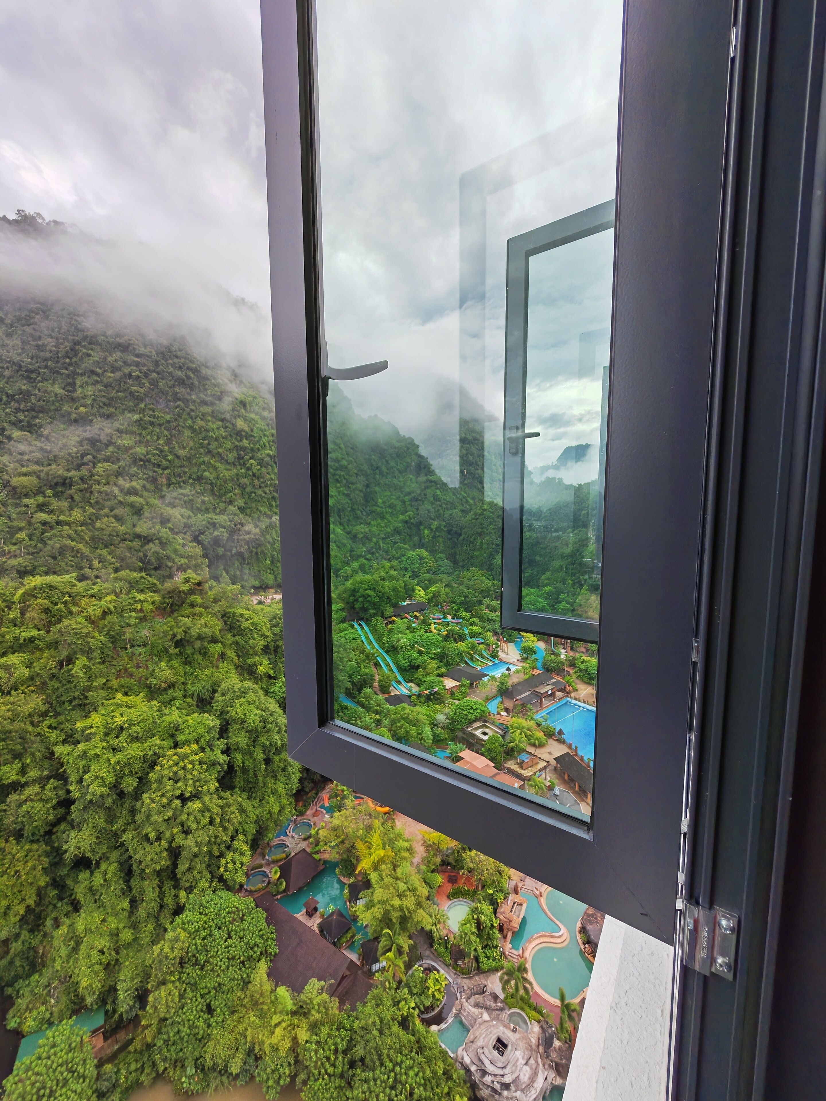 55-inch Smart TV with satellite channels, TV