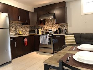 Frigorífico, microondas, horno y placa de cocina