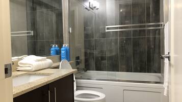 Secador de cabelo, toalhas de banho, papel higiênico