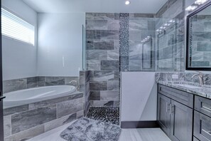 Badewanne, Haartrockner, Handtücher
