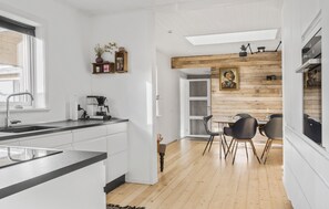 Fridge, stovetop, dishwasher, coffee/tea maker - 3 bedroom nice home in Thyborøn (Thyborøn)