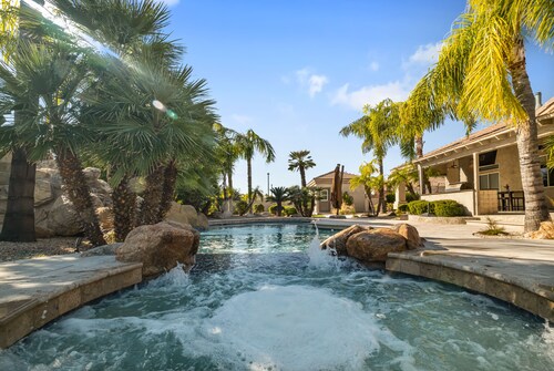 Mini Resort!  Heated Pool and Spa, Pickleball Court, Putting Green