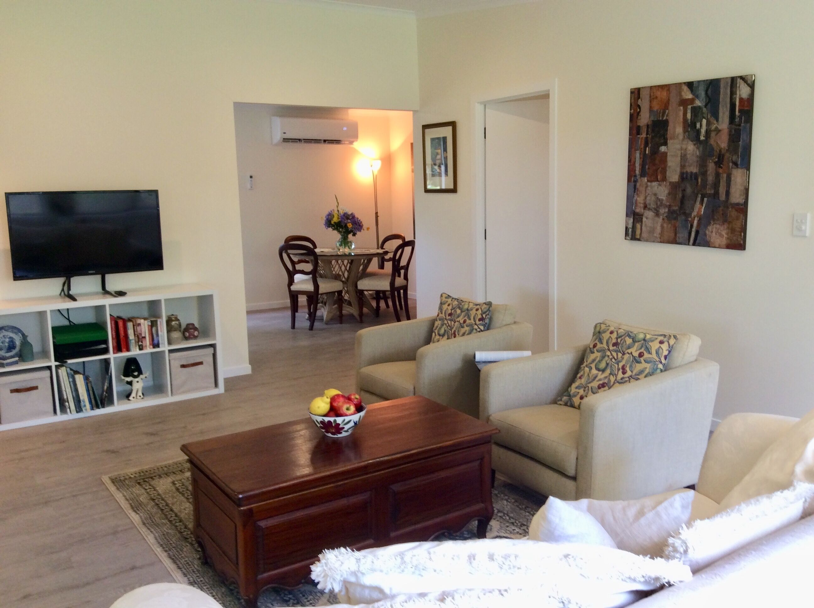 Televisio, DVD-soitin, kirjoja