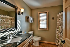 Dusche, Haartrockner, Handtücher, Toilettenpapier