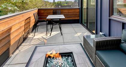 Hot Tub and Rooftop Patio- Walk to Downtown!