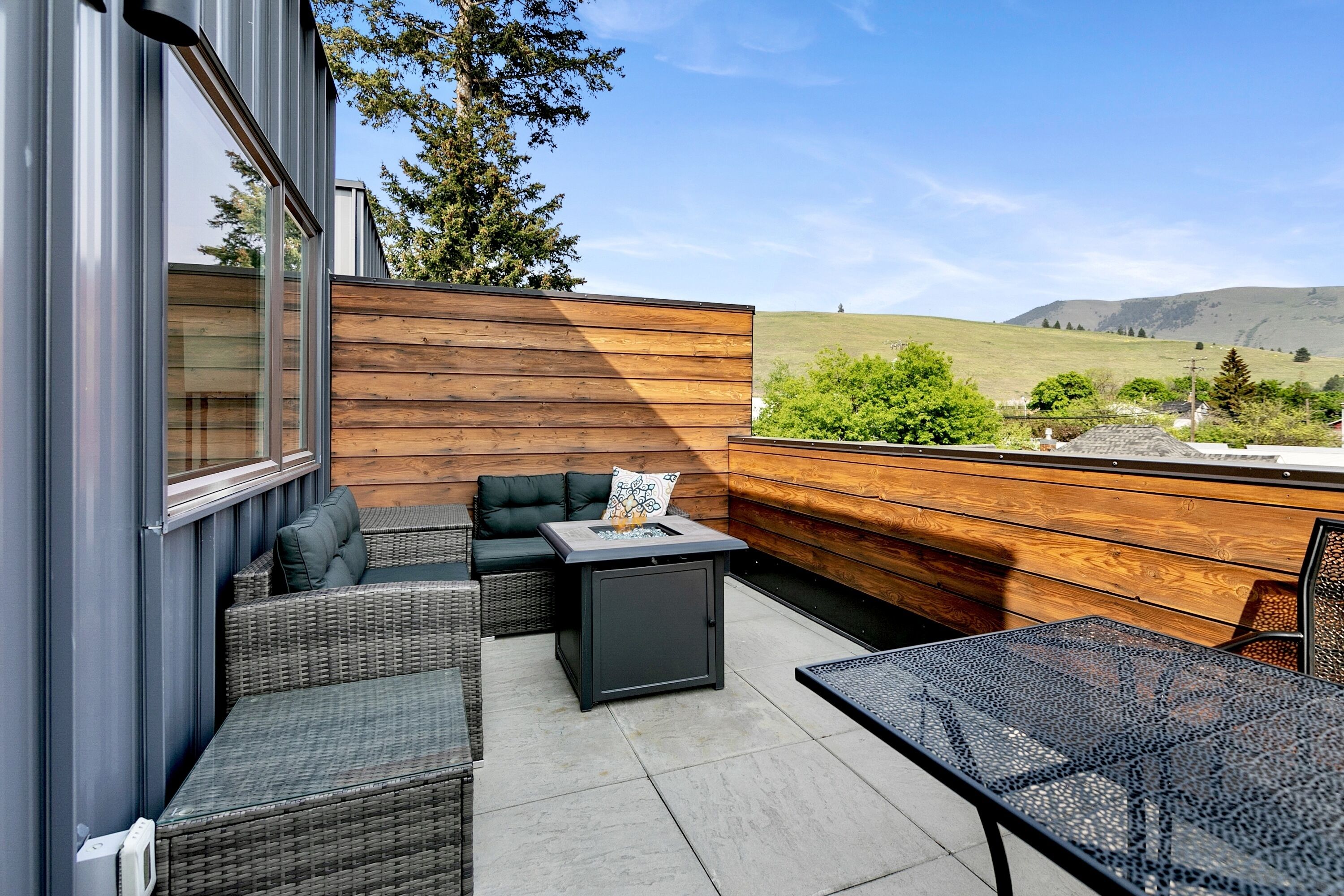 Enjoy mountain and railyard views relaxing by the fire table. Breakfast or wine!