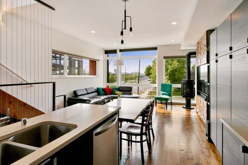 Hot Tub and Rooftop Patio- Walk to Downtown!