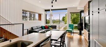 Hot Tub and Rooftop Patio- Walk to Downtown!