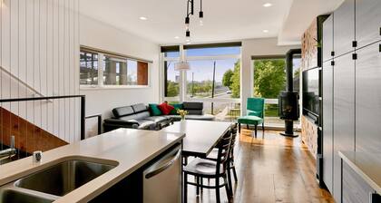 Hot Tub and Rooftop Patio- Walk to Downtown!